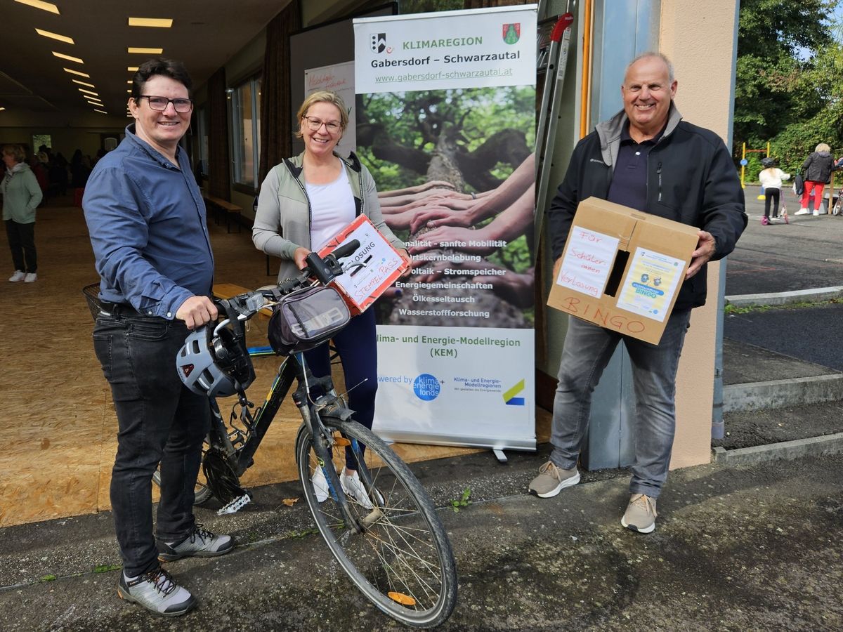 Drei Personen mit einem Fahrrad und einer Bingo-Box in Gabersdorf-Schwarzautal