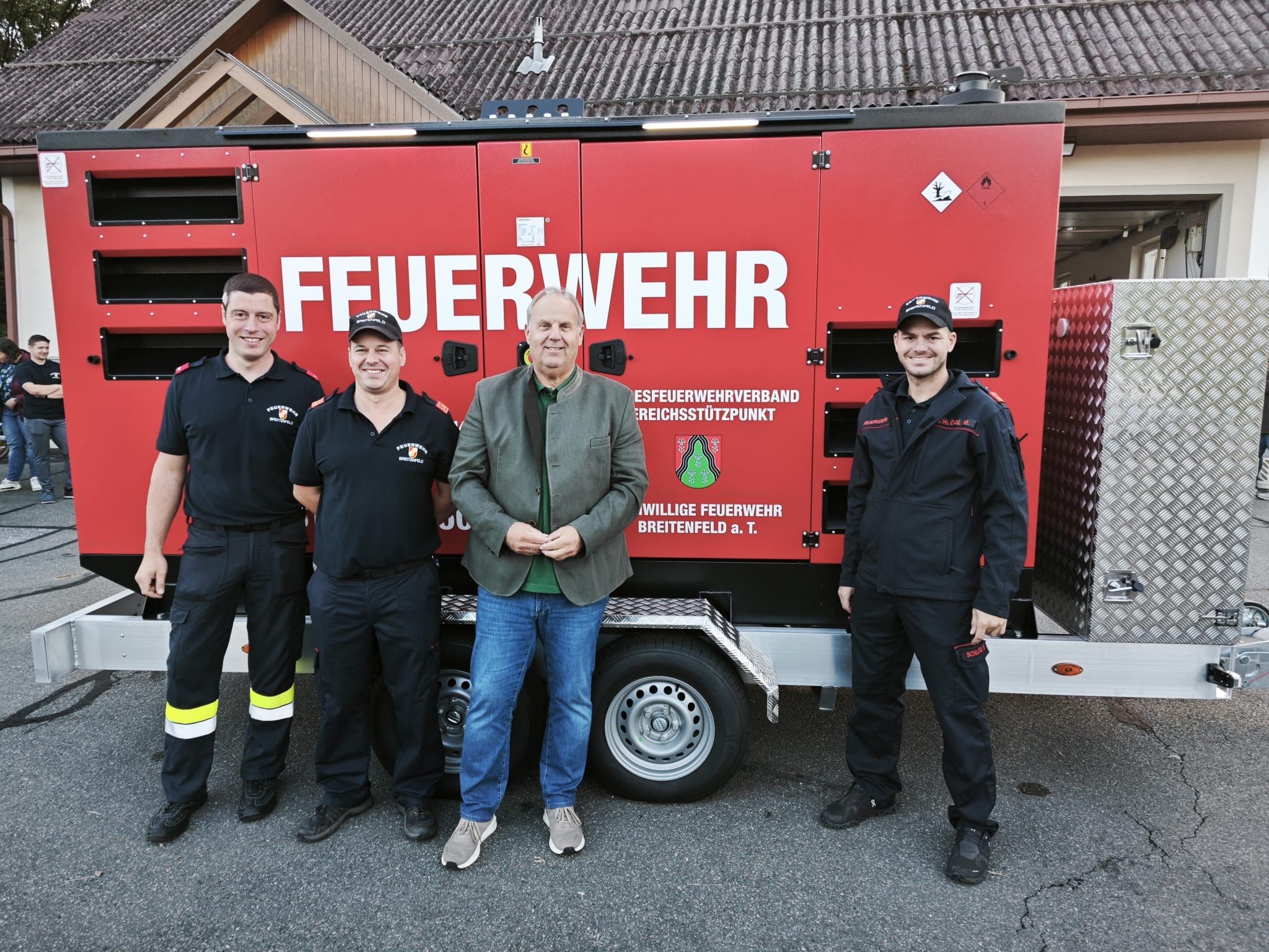 Feuerwehr Breitenfeld: Kommandant, Bürgermeister und zwei Mitglieder vor dem neuen Aggregat